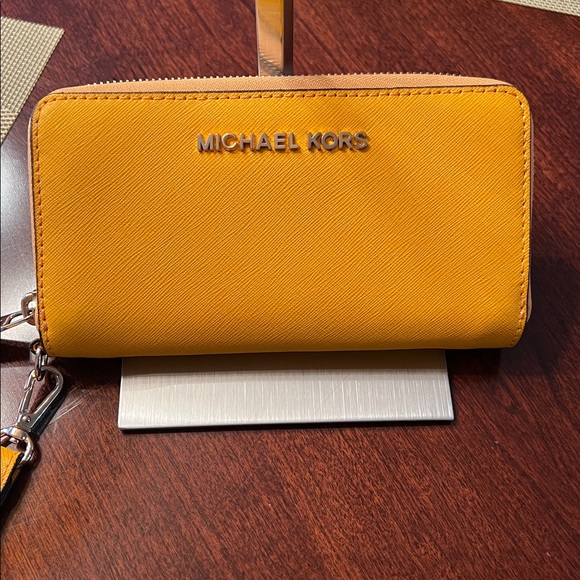 Michael Kors Handbags - Michael Kors Marigold Wristlet Wallet with removable Wristlet attachment EUC